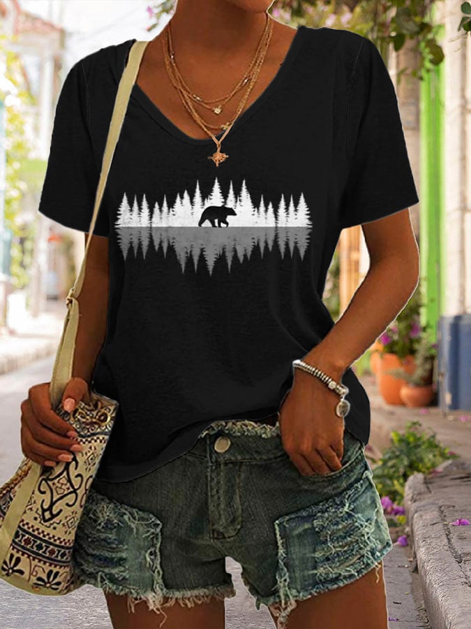 Retro Women's Nature Lover Bear In The Woods Print V-Neck Short Sleeve T-Shirt