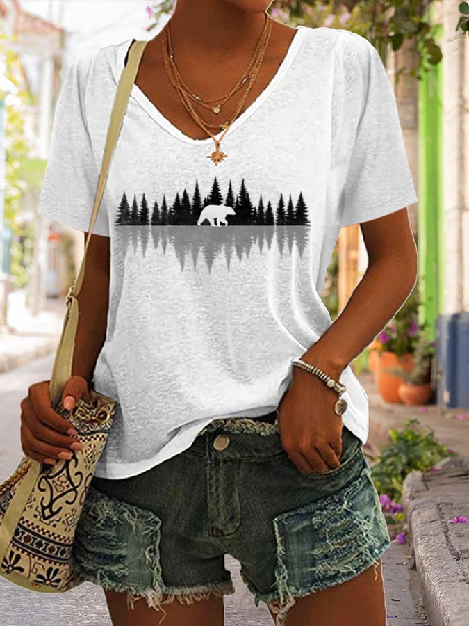 Retro Women's Nature Lover Bear In The Woods Print V-Neck Short Sleeve T-Shirt